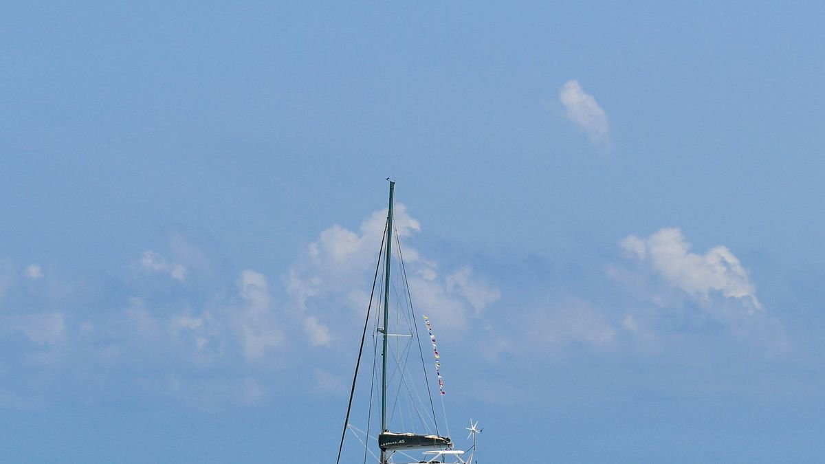 Velero/catamarán navegando cerca de Isla Mujeres, Quintana Roo, México
