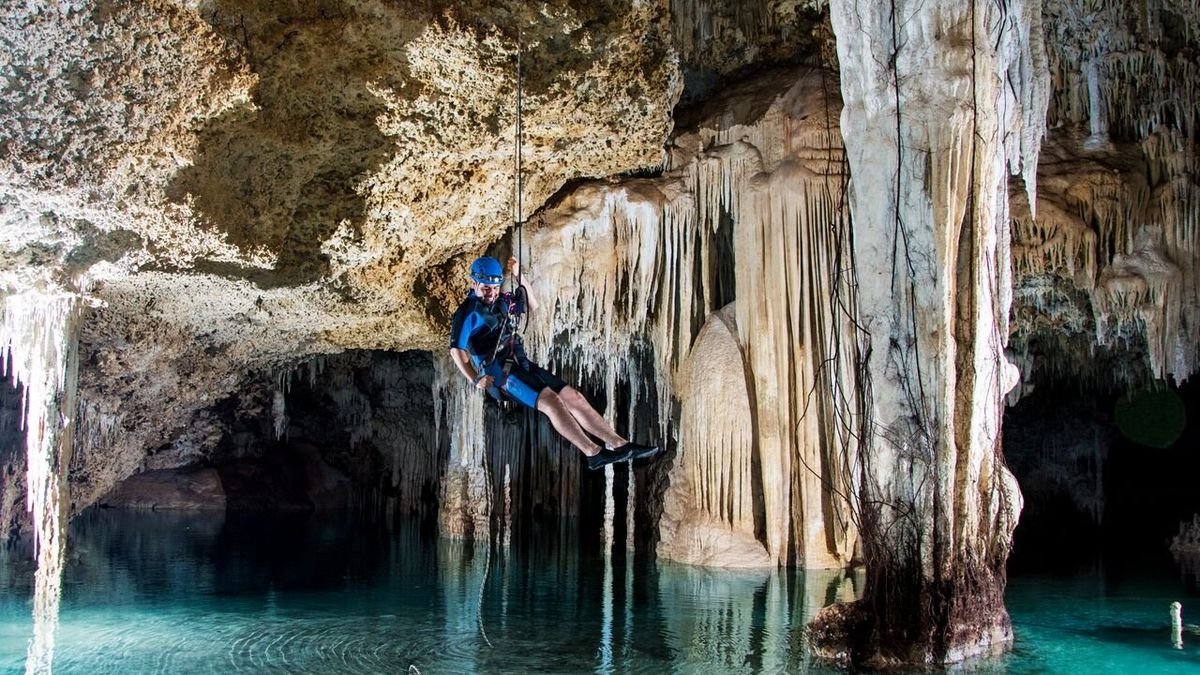 Interior de la cueva y río subterráneo de Río Secreto, Riviera Maya