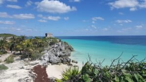 Ruinas mayas de Tulum sobre el acantilado frente al mar Caribe