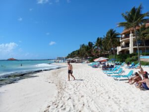 Beach and turquoise water in Playa del Carmen