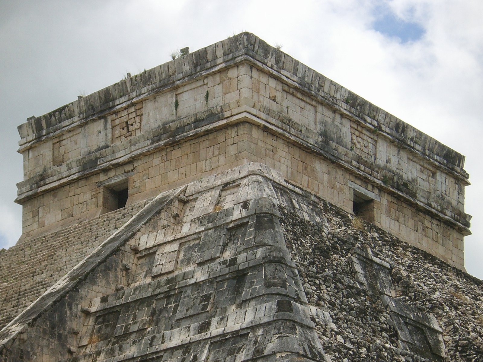 Close view of the El Castillo temple at Chichén Itzá