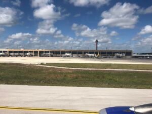 Edificio terminal del aeropuerto de Cancún visto desde la plataforma de aviones