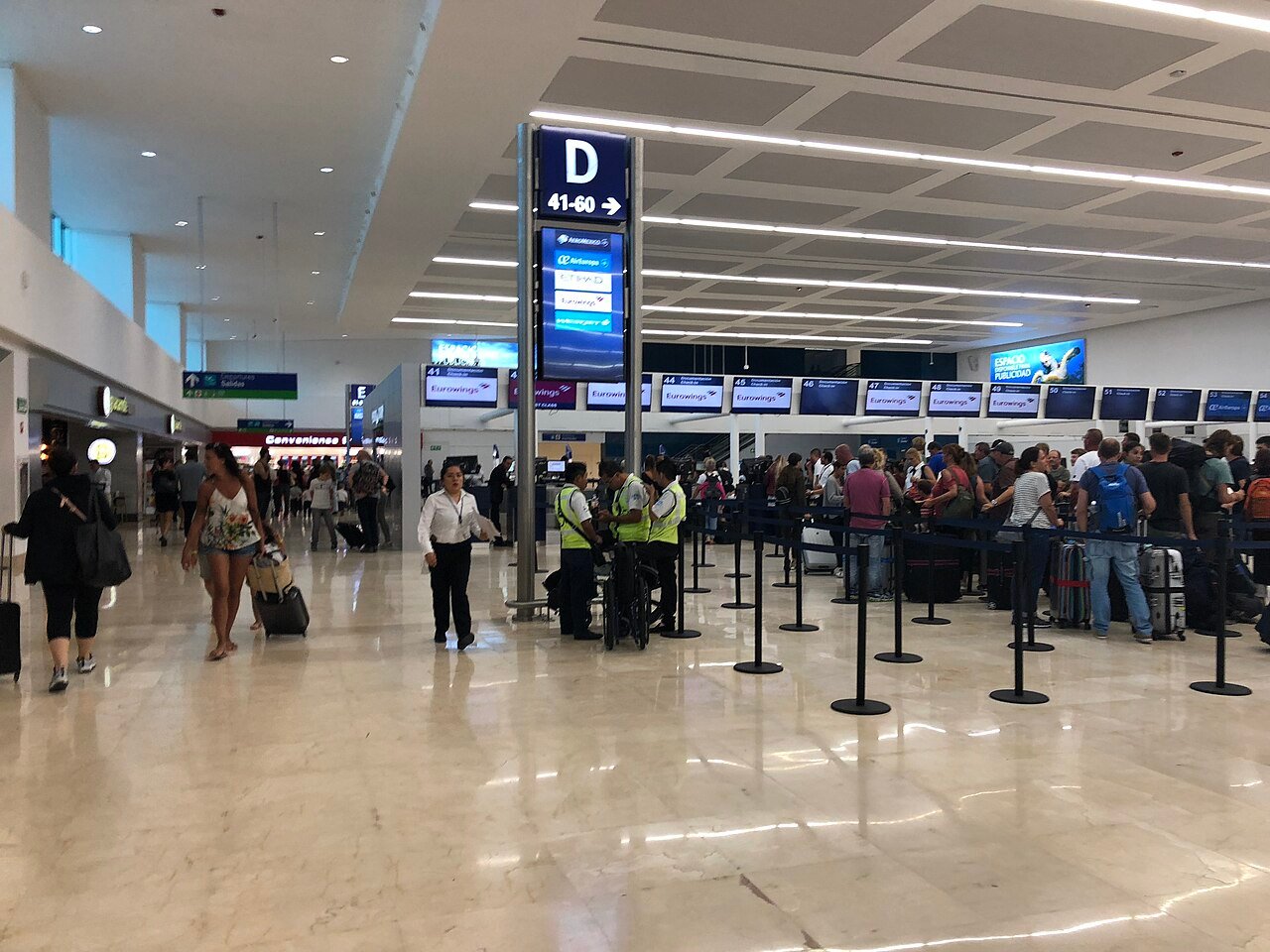 Pasajeros formados en los mostradores de documentación del aeropuerto de Cancún