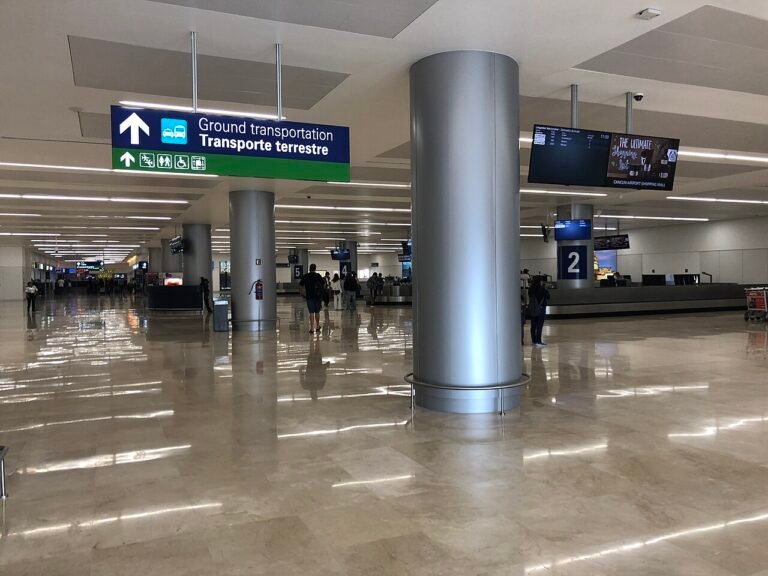 Señalamiento de transporte terrestre dentro de una terminal del aeropuerto de Cancún