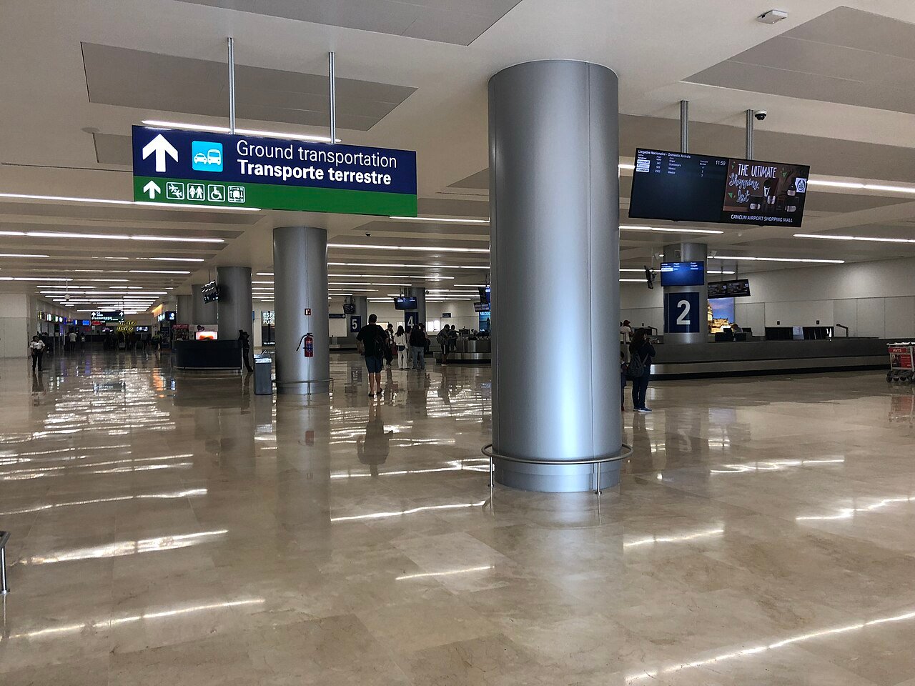 Señalamiento de transporte terrestre dentro de una terminal del aeropuerto de Cancún