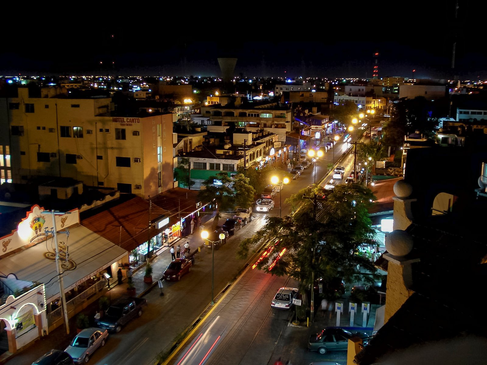 Avenida Yaxchilán de noche, zona de restaurantes en Cancún, México