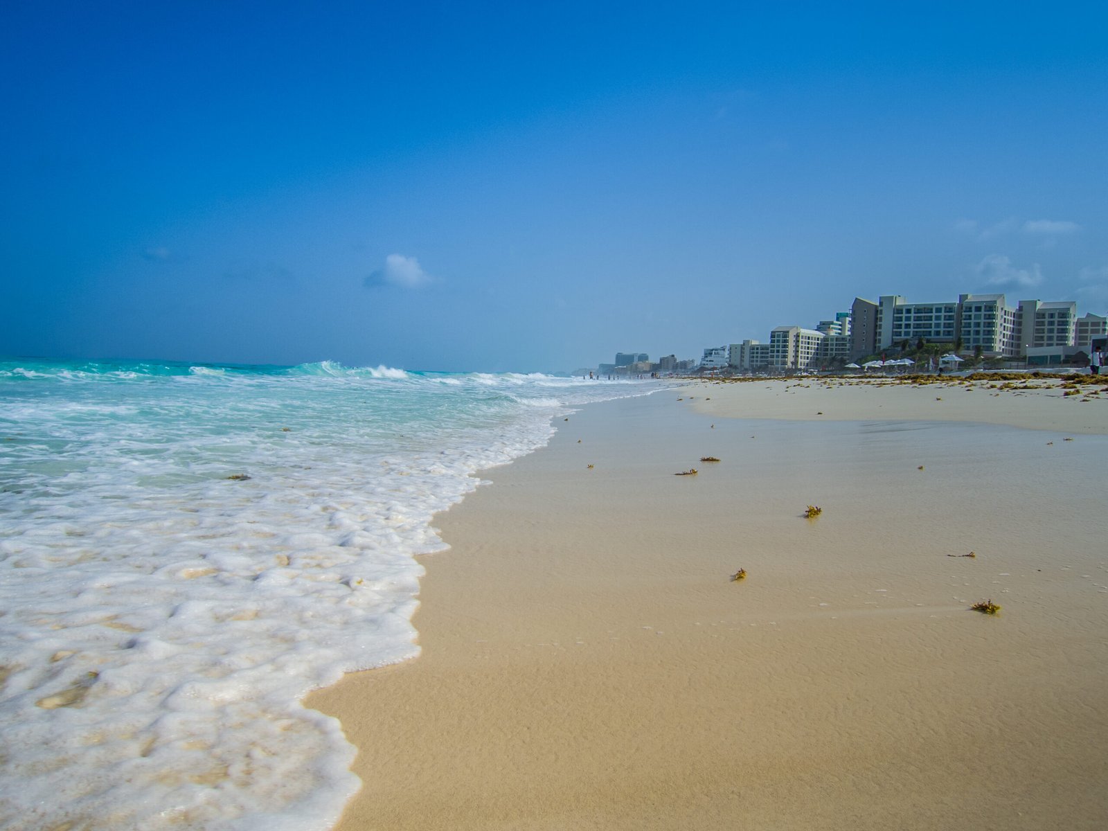 Playa de la Zona Hotelera de Cancún en un día despejado, Quintana Roo, México
