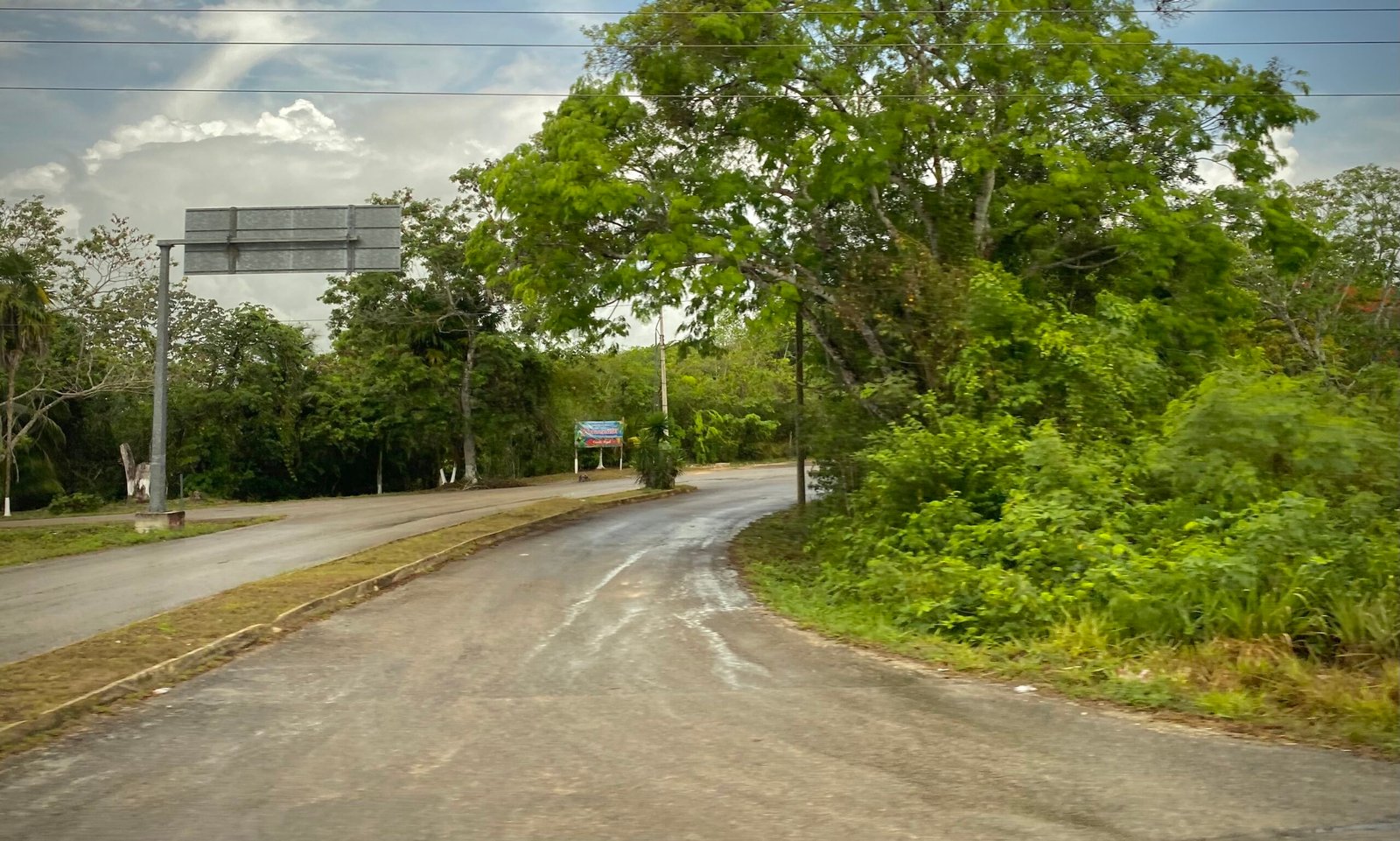 Señalamiento de carretera hacia Bacalar en la Carretera Federal 307, Quintana Roo, México