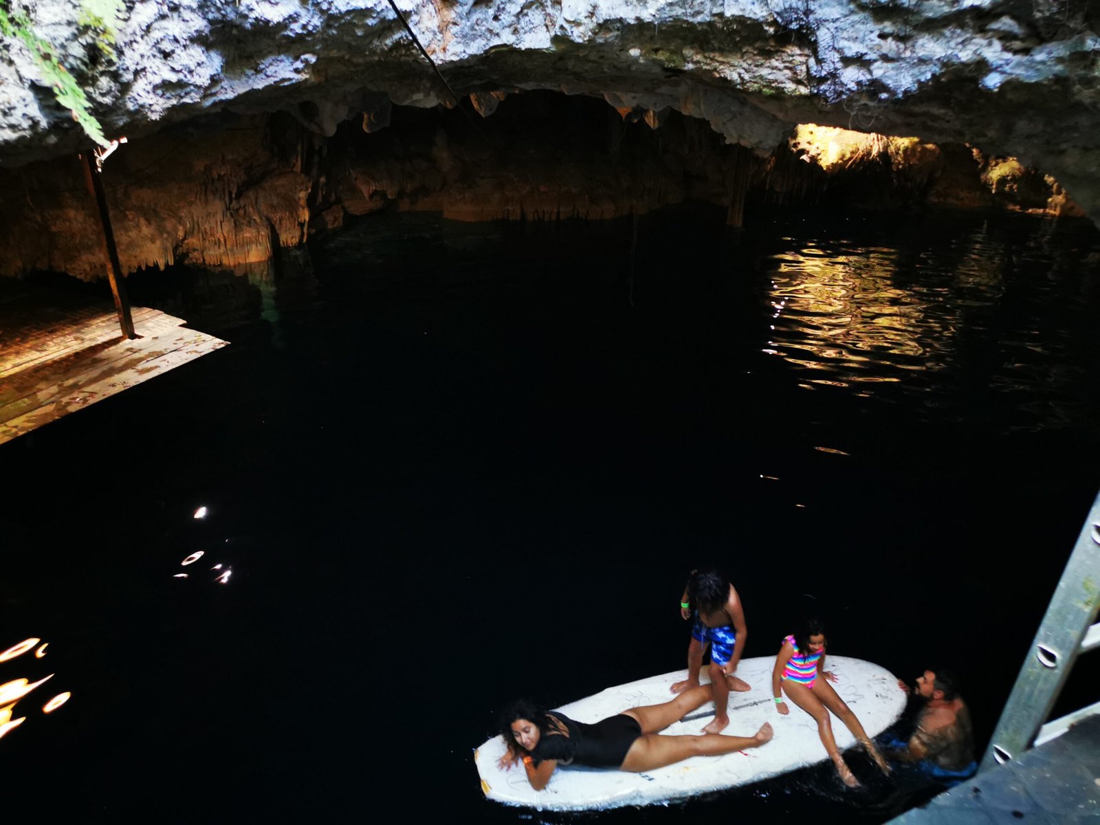 Cenote de agua dulce cerca de Puerto Morelos, Quintana Roo, México