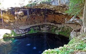 Cenote Zací a cielo abierto en el centro de Valladolid, Yucatán