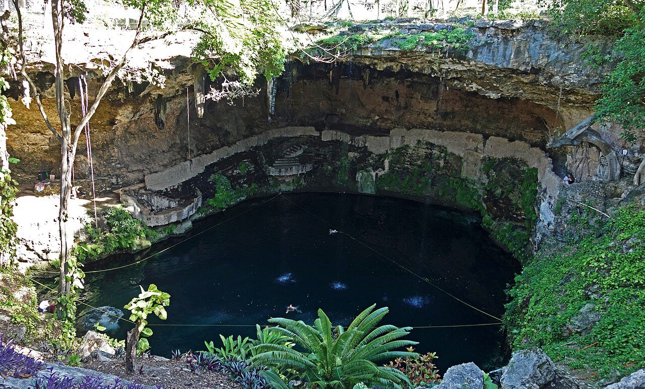Cenote Zací abierto en el centro de Valladolid, Yucatán, México