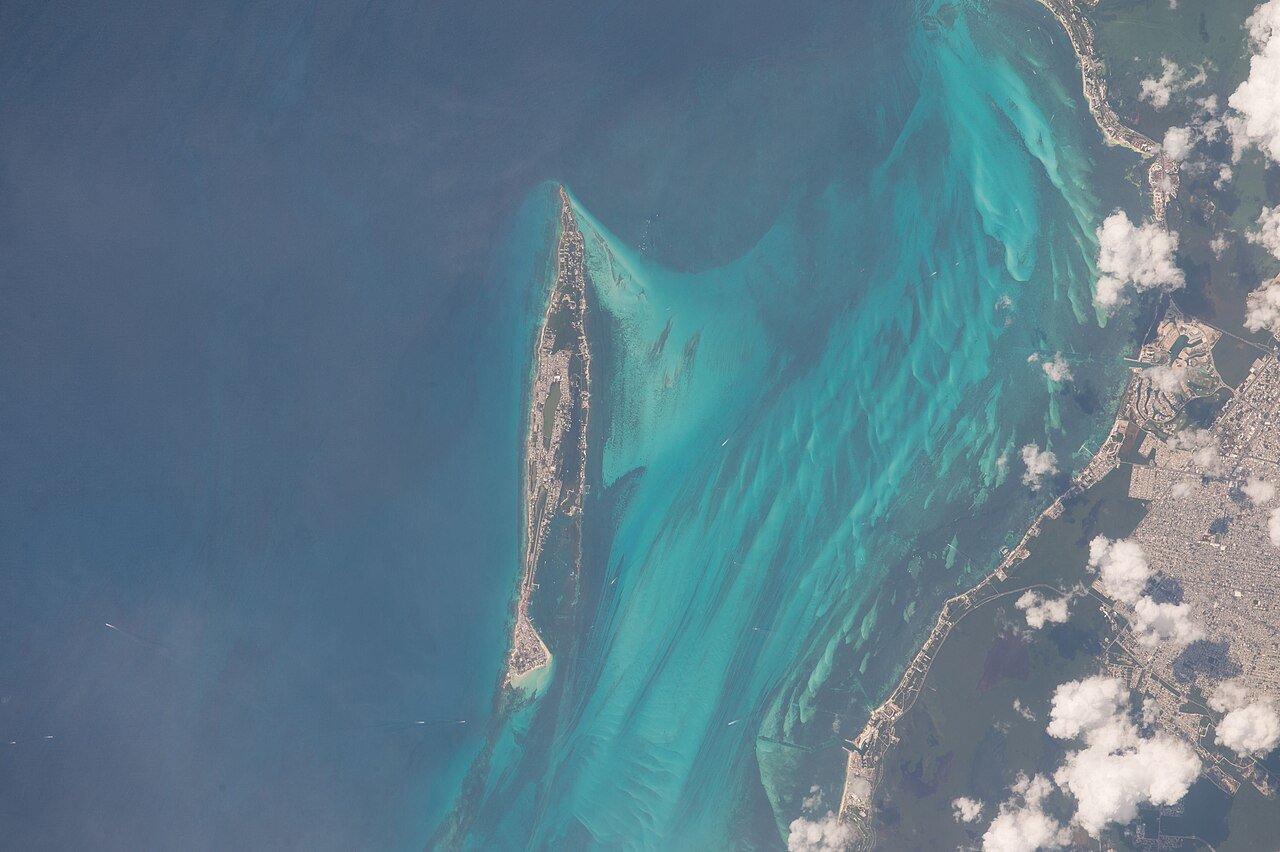 Costa de Cancún e Isla Mujeres fotografiada desde la Estación Espacial Internacional