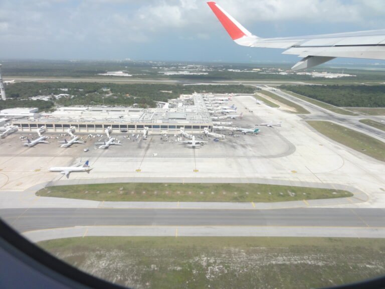Fachada del Aeropuerto Internacional de Cancún, Quintana Roo, México