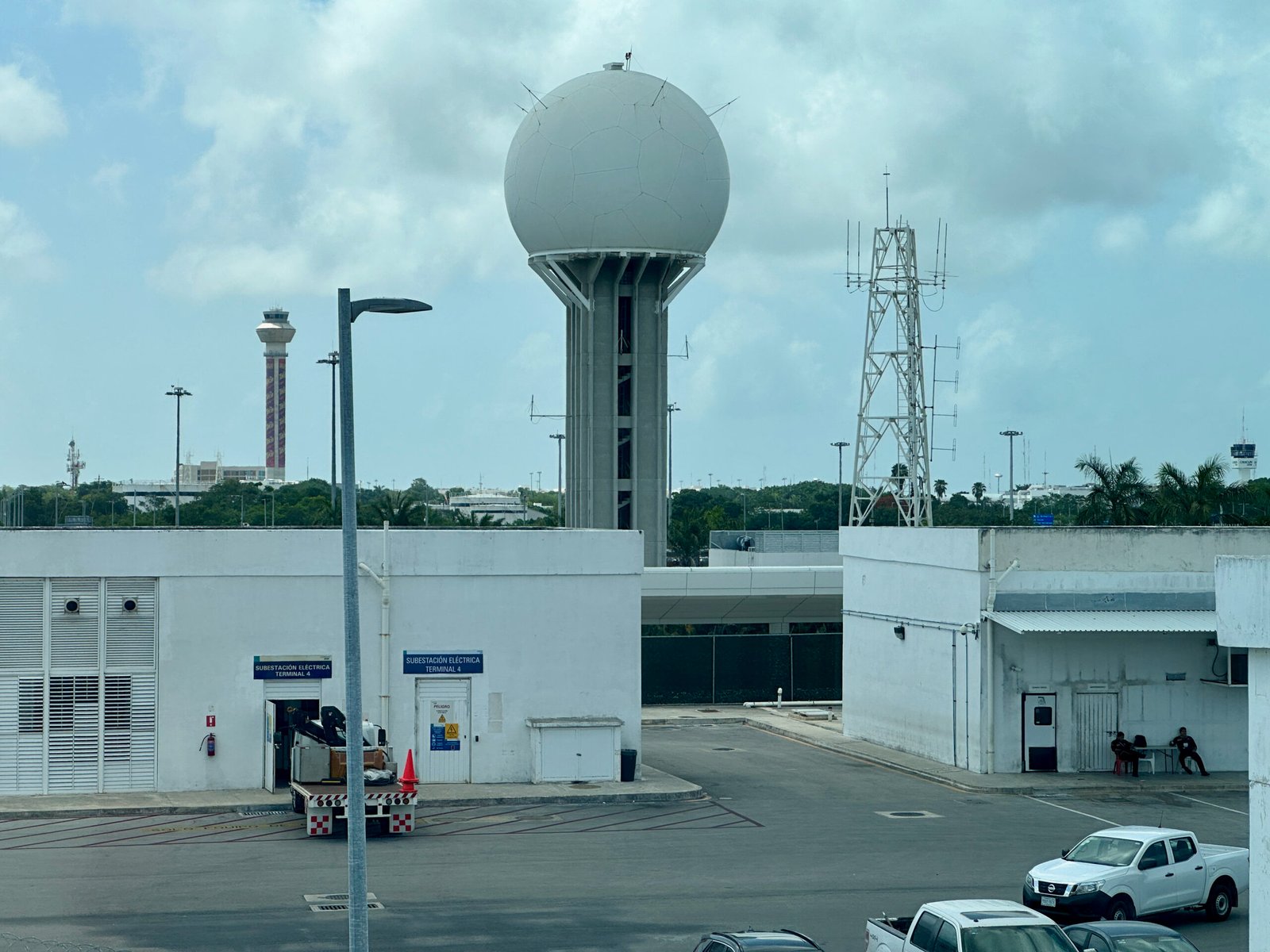 Torre de control y radar del Aeropuerto Internacional de Cancún