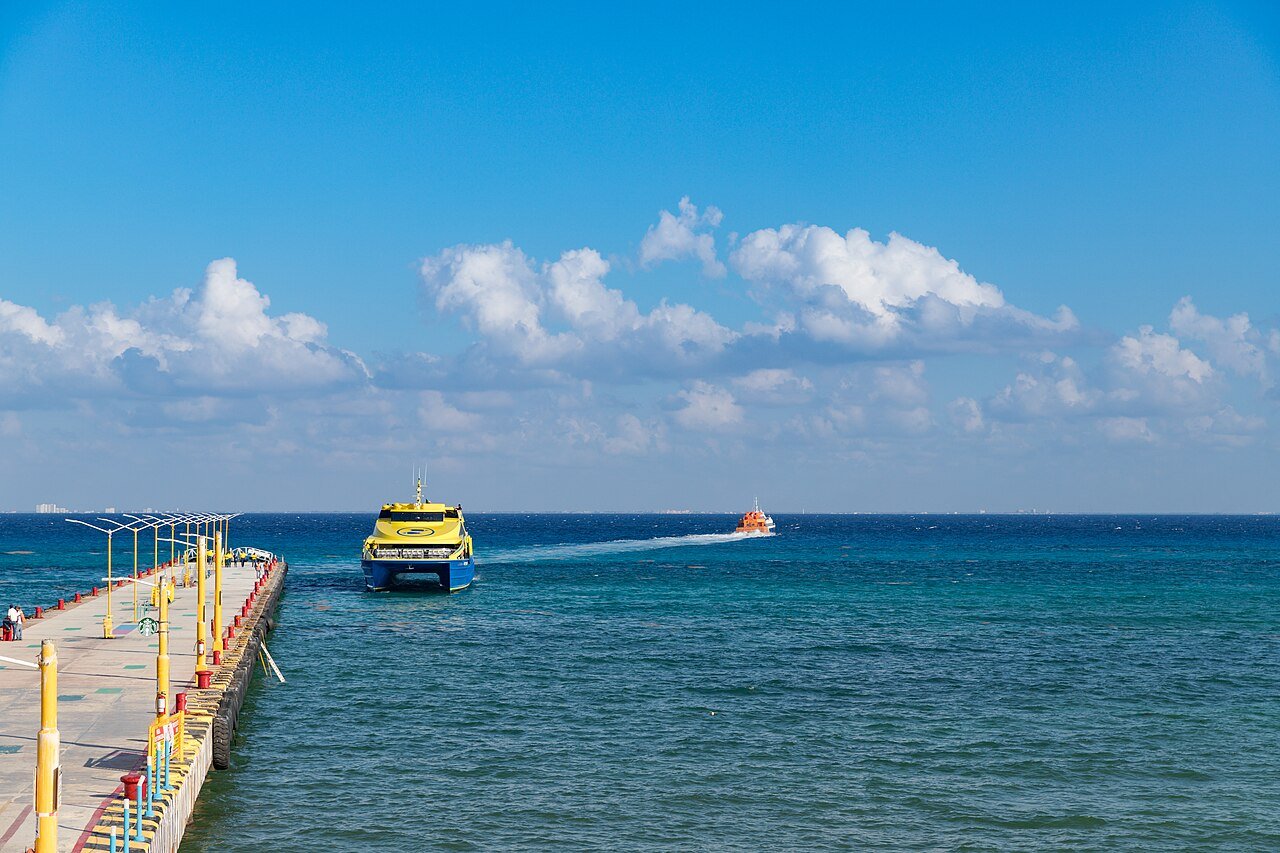 Ferry de pasajeros navegando entre Playa del Carmen y Cozumel