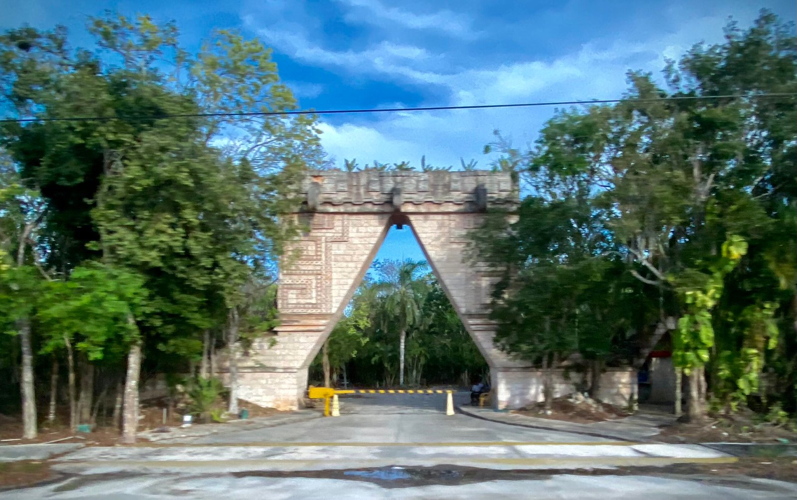 Carretera Federal 307 con un arco de estilo maya, Riviera Maya, Quintana Roo, México