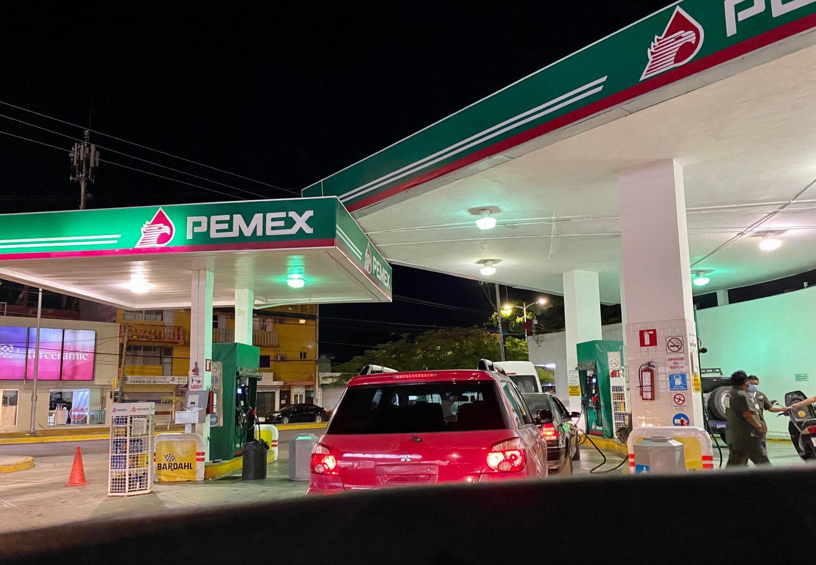 Gasolinera Pemex de noche en San Miguel de Cozumel, Quintana Roo, México