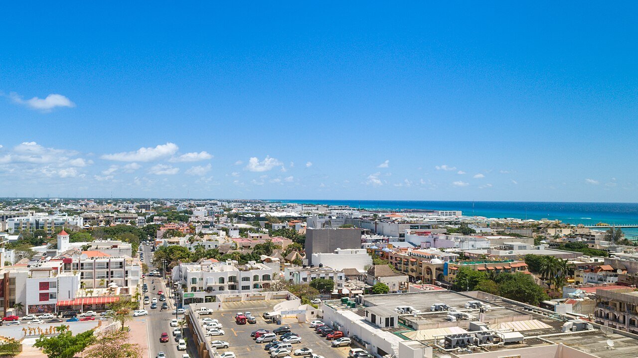 Franja de playa y hoteles de Playa del Carmen vistos desde el aire