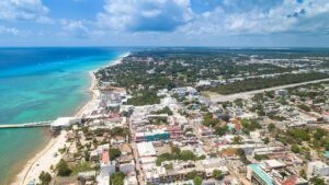 Vista aérea de la costa y la mancha urbana de Playa del Carmen, Quintana Roo