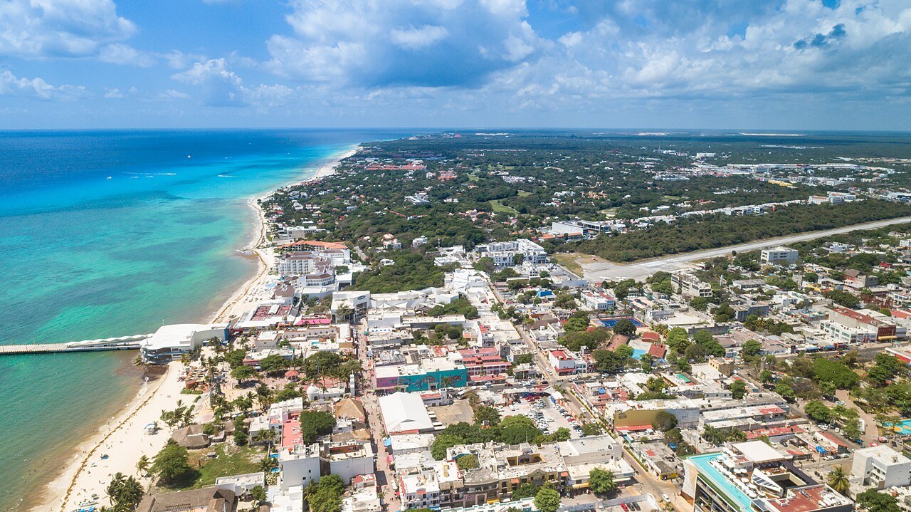 Vista aérea de la costa y la mancha urbana de Playa del Carmen, Quintana Roo