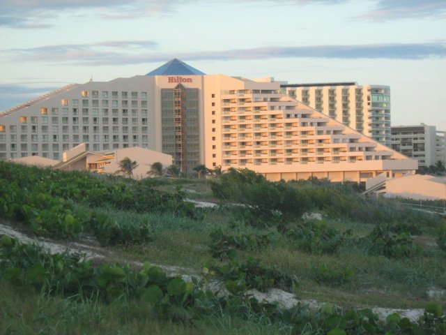 Vista de Playa Delfines desde el mirador, Zona Hotelera de Cancún, punto gratuito para ver los fuegos artificiales de Año Nuevo