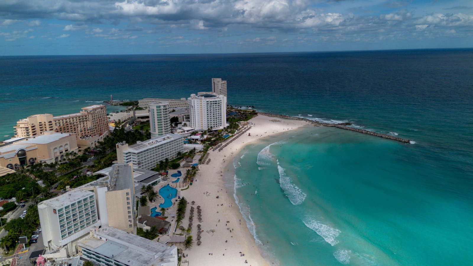 Vista aérea de Punta Cancún desde la Playa Gaviota Azul, Quintana Roo, México