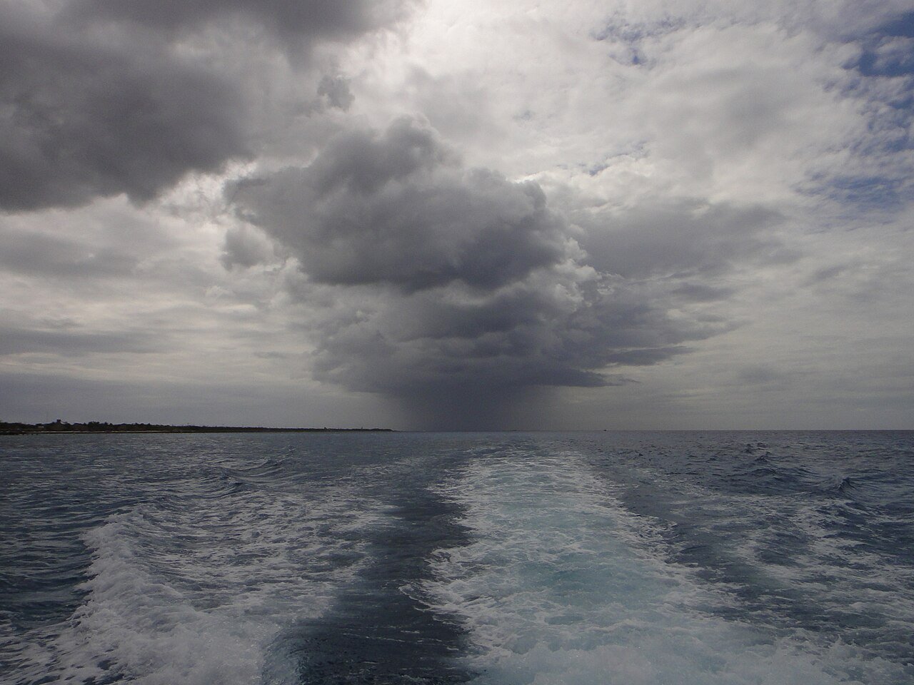 Celda de tormenta tropical sobre el mar cerca de Cozumel, Quintana Roo, México