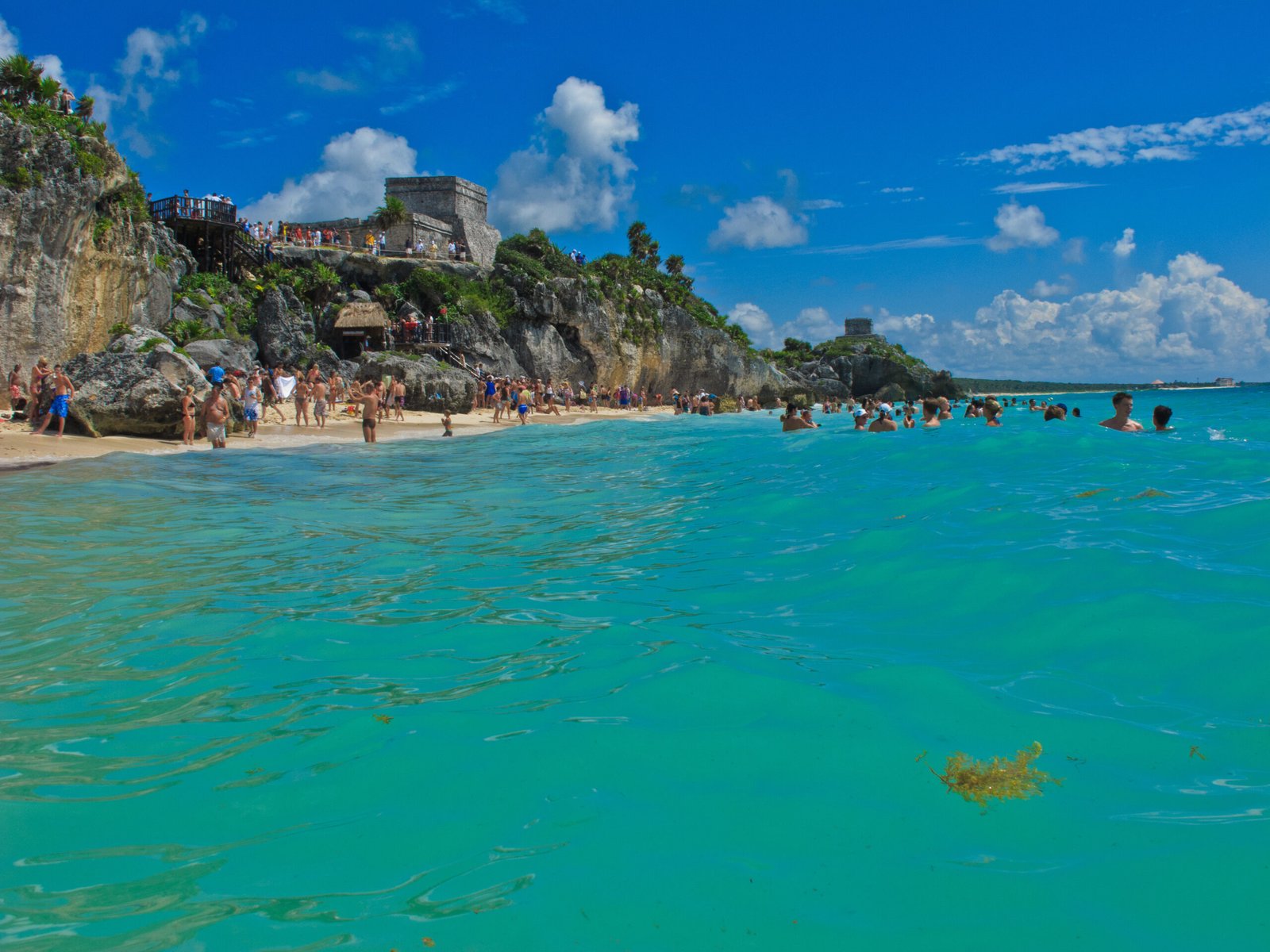 Playa de Tulum vista desde el mar junto a las ruinas mayas, Quintana Roo, México