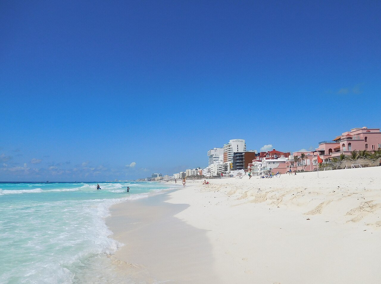 Playa y hoteles de la Zona Hotelera de Cancún, destino habitual de los taxis del aeropuerto