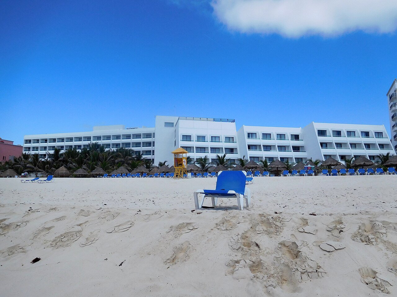 Hoteles de la Zona Hotelera de Cancún vistos desde la arena en un día soleado