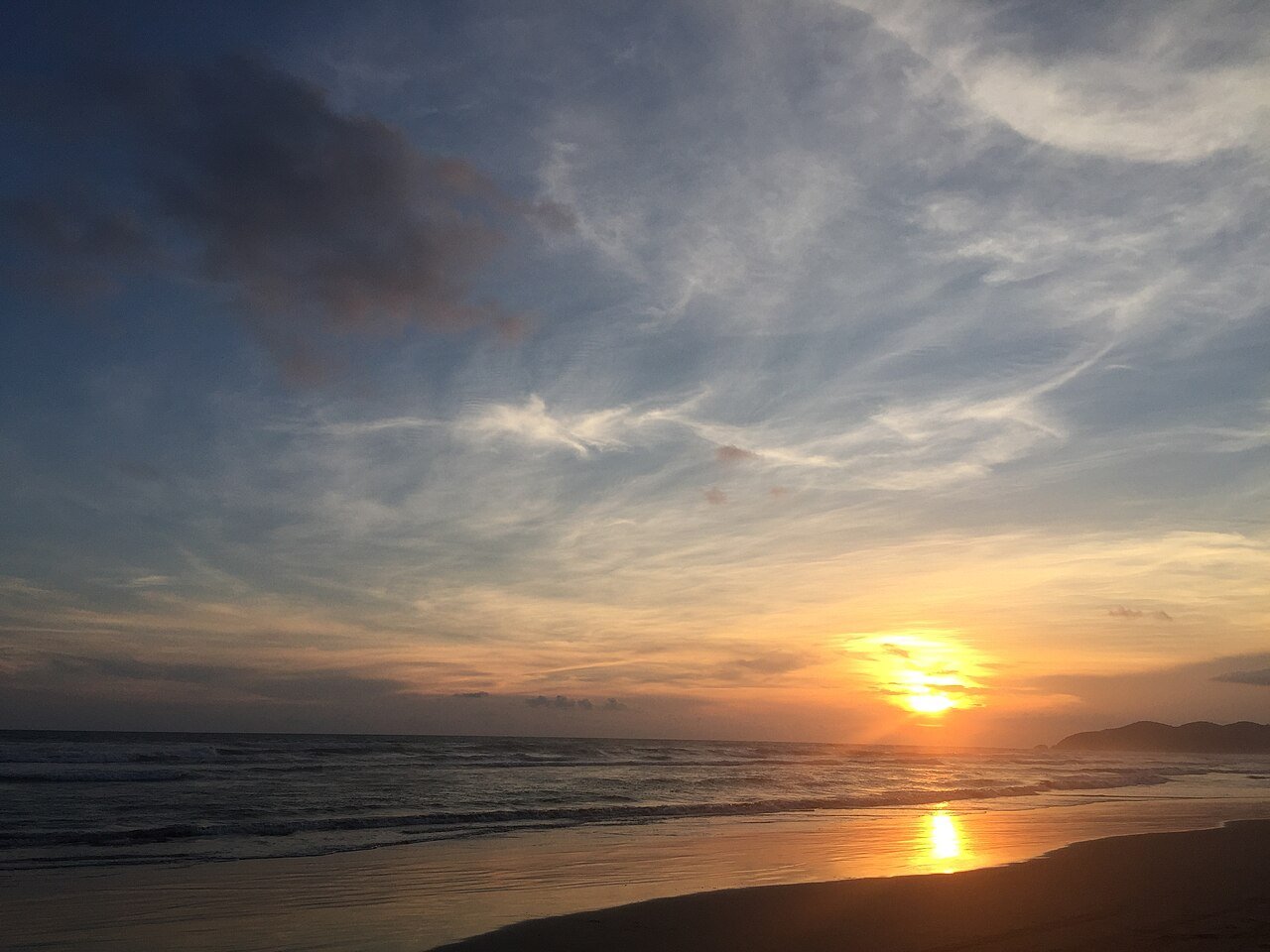 Atardecer con nubes sobre el mar visto desde una playa de Cancún