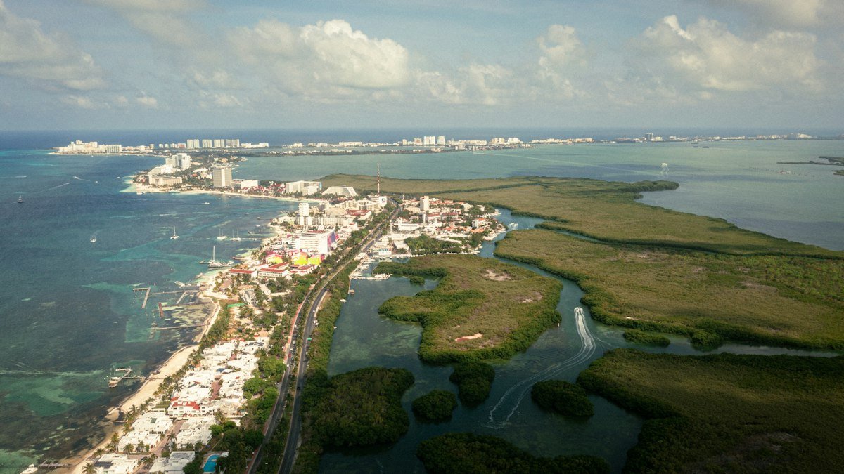 Cancún city, the Nichupté lagoon and the Caribbean seen from the air