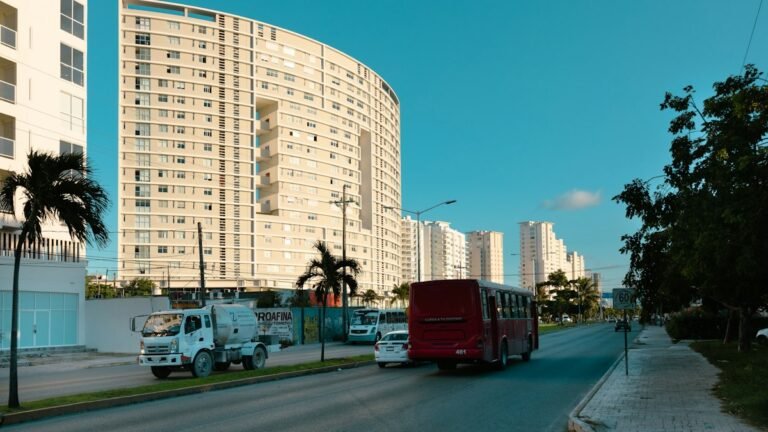 Cars driving along a street lined with buildings in Cancún, Quintana Roo