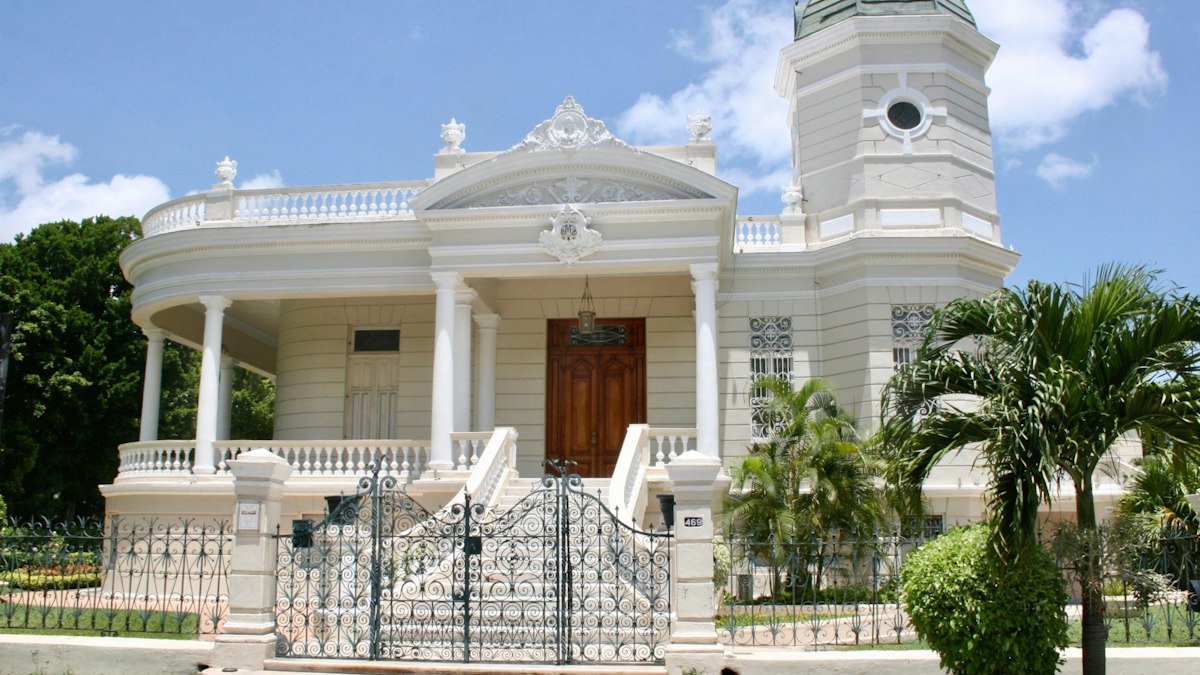 White facade of the 1902 Quinta Montes Molina on Paseo de Montejo in Mérida, Yucatán