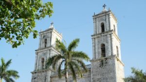 White colonial church with two towers in the center of Valladolid, Yucatán